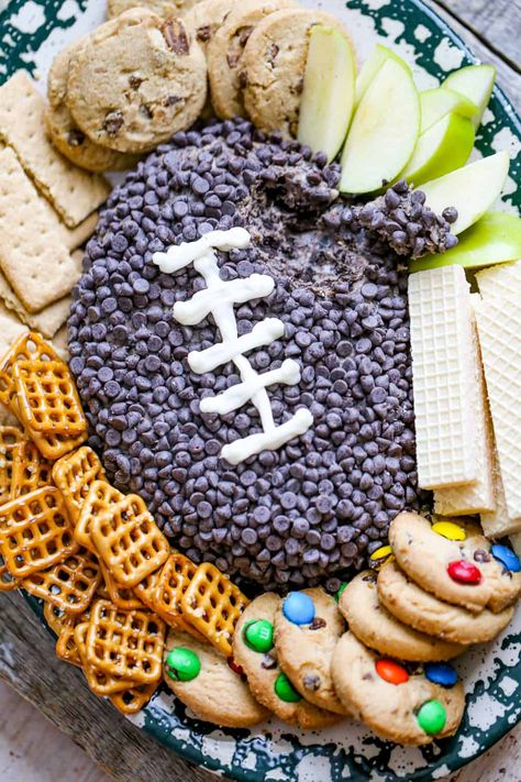 Time to kick it up with this football shaped cookies and cream cheese ball loaded with Oreo cookie bits!  This quick Cookies and Cream Dip is the ultimate super bowl recipe to serve to your friends and family because it tastes so amazing and it's super easy to make for a sweet football game day snack! Football Oreo Dip, Oreo Cookie Dip, Desserts Superbowl, Cookies And Cream Dip, Football Dip, Oreo Dip, Cheesy Dips, Oreo Cream Cheese, Oreos Cookies