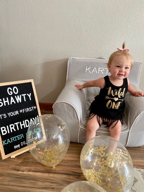 One Year Letter Board Baby, One Year Old Letter Board Ideas, First Birthday Milestone Pictures, 1st Birthday Letterboard, First Birthday Letter Board Ideas, Birthday Letterboard, Baby Growth Pictures, Baby Holiday Pictures, Holiday Baby Pictures