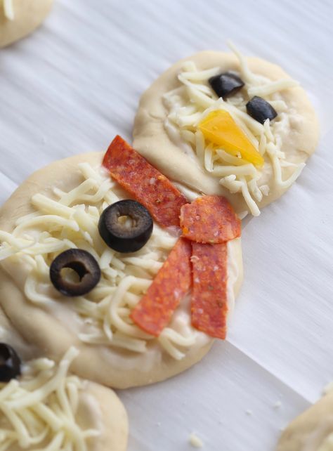 Snowman Personal Pizzas Snowman Pizza, Personal Pizzas, Mini Pizza Recipes, Pizzas Recipe, Christmas Pizza, Theme Nights, Halloween Breakfast, Book Theme, Mini Pizzas