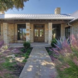 Custom Ranch Home Design - Stephen B. Chambers Architects, Inc. Texas Style Homes, Ranch House Designs, Country Ranch, Hill Country Homes, Ranch Exterior, Building A Porch, Entry Design, Modern Ranch, Modern Home Design