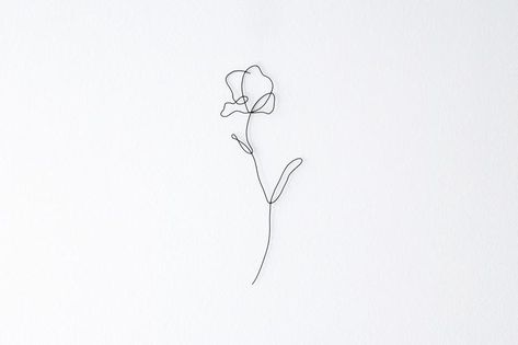 Sculpture Tattoo, Minimalist Art Wall, Wörter Tattoos, Tiny Flower Tattoos, One Line Tattoo, Poppies Tattoo, Line Art Tattoos, Discreet Tattoos, Flower Black