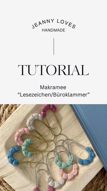 TUTORIAL 🧶✂️ Makramee Lesezeichen/Büroklammern 📎 Ihr benötigt: - große Büroklammer - 1 Faden Makrameegarn, 25 cm oder auch etwas mehr - Schere - Textilkleber (ich habe einen von Rico benutzt; WERBUNG, selbst bezahlt) Die niedlichen Lesezeichen erhältst du im 3er-Set ganz nach deinen Wünschen in meinem Etsy-Shop! #makrameetutorial #tutorial #makrameeanleitung #makrameedesign #macramemaker #howtomacrame #makrameelesezeichen #macramebookmark #diytutorials #diymakramee #makrameediy #makramee #macrame #minimakrame Makramee Diy, E-book