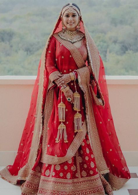 Dulhan Saree, Bridal Red Lehenga, Heavy Jewelry, Best Indian Wedding Dresses, Sabyasachi Bridal, Celebrity Bride, Bridal Dupatta, Jewellery Sale, Indian Bride Outfits