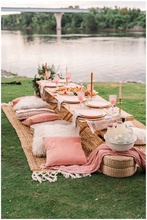 Ladies Brunch Table Setting, Brunch Outside Table Settings, Brunch In The Park, Bachelorette Dinner Table, Bachelorette Party Picnic, Hens Party Picnic, Blush Picnic Setup, Bachelorette Party Brunch, Pink Picnic Table Setting