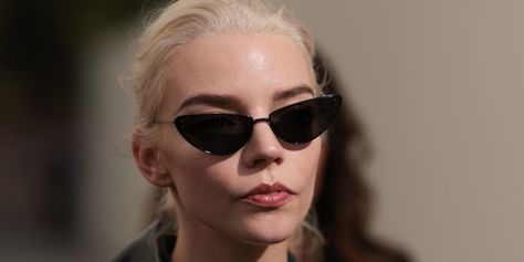 2024's Hottest Sunglasses Trends Are All About Modern Nostalgia 2024 Sunglasses Trend Women, Sunglasses 2024 Trends Women, Sunglasses Trend 2024, Trending Sunglasses For Women, 2024 Sunglasses, Modern Nostalgia, Facebook Family, Popular Sunglasses, Celebrity Sunglasses