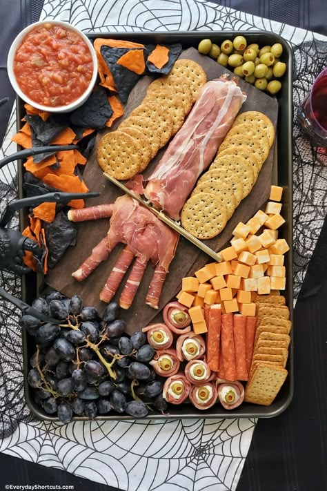 Halloween Party Food Decor Ideas, Halloween Snack Charcuterie Board Ideas, Halloween Charcuterie Board Meat And Cheese, Halloween Dinner Desserts, Spooky Food Board, Halloween Foods Savory, Scarecuterie Board, Spookie Charcuterie Board, Snack Board Halloween