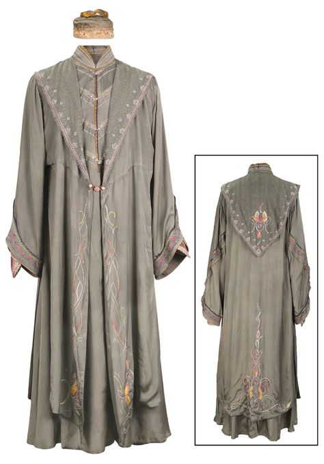 Dumbledore robes 2 Albus Dumbledore Costume, Dumbledore Costume, Harry Potter Kostüm, Harry Potter Professors, Mens Dressing Gown, Harry Potter Dumbledore, Wizard Robes, Wizard Costume, New Halloween Costumes