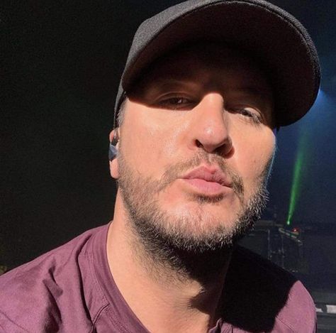 Luke Bryan Songs, Luke Bryan Family, Luke Bryan Fan, Luke Bryan Pictures, Bryan Singer, Cole Swindell, Shake It For Me, Men's Facial Hair, Mens Facial Hair Styles