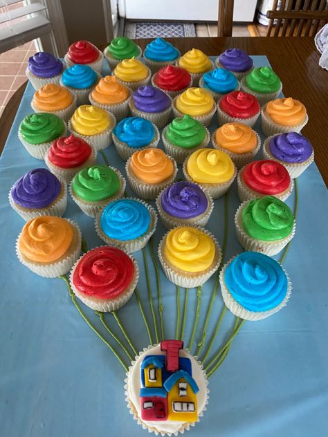 Up cupcake cake Easy Pull Apart Cupcake Cake Birthday, Cupcake Cake Designs Birthday, 3 Cupcake Cake, Boy Birthday Cupcakes, Cupcake Cakes Pull Apart, Large Cupcake Cakes, Up Cupcakes, Kids Birthday Cupcakes, Birthday Cupcakes Boy