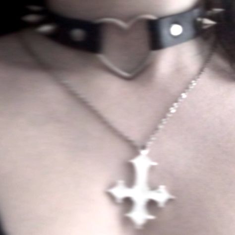 Spiked Choker Aesthetic, Spikes Aesthetic, Spike Aesthetic, Choker Necklace Aesthetic, Emo Necklace, Egirl Vibes, Aesthetic Choker, Choker Aesthetic, Cross Grunge