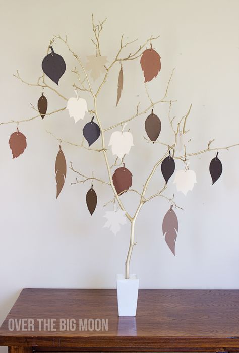 Beautiful Gold Thankful Tree- I would use this in my daycare to make it a wishes tree for the parents to write a wish for their child while under our care :) Diy Thanksgiving Decorations, Leaf Mason Jar Candle, Gratitude Tree, Thanksgiving Tree, Thankful Tree, Fall Leaf Garland, Big Moon, Thanksgiving Decorations Diy, Fall Banner