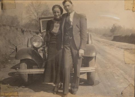 Bonnie Et Clyde, Bonnie And Clyde Photos, Clyde Barrow, Parker Aesthetic, Elizabeth Parker, Famous Outlaws, Wedding Foto, Bonnie Parker, Mafia Gangster