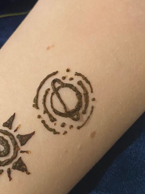 Henna Designs Planets, Emo Henna Designs, Really Easy Henna Designs, Planet Henna, Cute Simple Henna Designs, Space Henna, Easy Henna Ideas, Henna Designs Drawing, Henna Moon