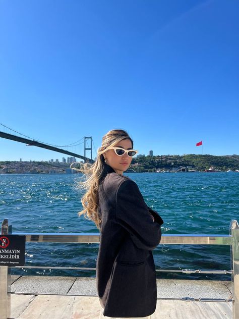 Istanbul Pose Ideas, Photo Ideas In Istanbul, Istanbul Turkey Outfit Summer, Istanbul Picture Ideas, Istanbul Instagram Photos, Istanbul Poses, Istanbul Outfit Ideas, Istanbul Photo Ideas, Istanbul Selfie