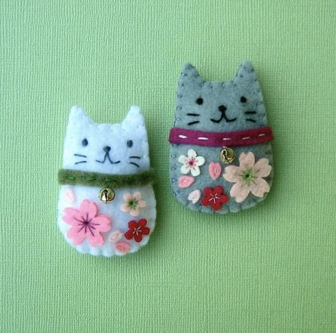 Small Felt Crafts, Easy Felt Sewing Projects For Kids, Spring Felt Crafts, Mini Felt Animals, Bros Flanel, Cat Party Favors, Felt Cats, Felt Cat Toys, Baby Mobil