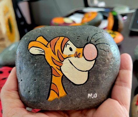 Disney Painted Rocks, Disney Rock Painting Ideas, Disney Rock Painting, Minion Rock, Painted Garden Rocks, Disney Silhouettes, The Family Stone, Stone Art Painting, Happy Stones