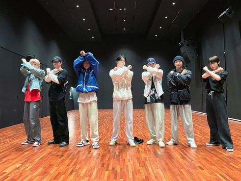 Enhypen Dance Practice, Enhypen Dance, Bump It, Enhypen Official, Kpop Concert Outfit, Outfit Korean Style, Dance Outfits Practice, Vampire Boy, Outfit Korean