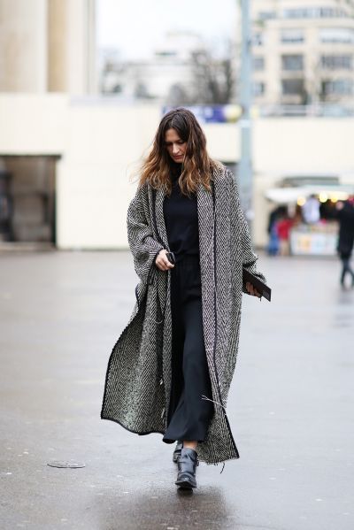 how to wear a maxi dress in winter-maxi dresses-navy-coat-blanket coat- French Girl Outfits, Winter Fashion Outfits Dressy, Winter Mode Outfits, Dressy Sweaters, Fall Fashion Coats, Paris Fashion Week Street Style, Looks Street Style, Fashion Week Street Style, Mode Inspiration