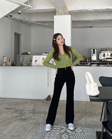 Parallel Trousers Outfit Women, Black Korean Pants Outfit, Korean Formal Outfit, Black Slacks Outfit, Simple Style Outfits, Korean Outfit Street Styles, Casual College Outfits, Clothes Korean Style, Casual Day Outfits