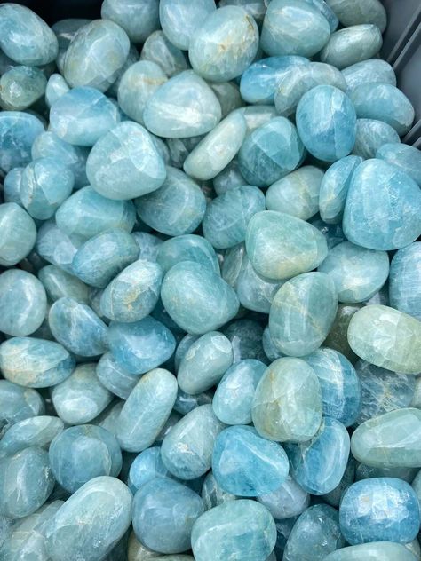 Throat Chakra Crystals, Green Aquamarine, Aquamarine Birthstone, Crystal Aesthetic, Aquamarine Colour, Aquamarine Crystal, Aquamarine Stone, Natural Energy, Aquamarine Gemstone