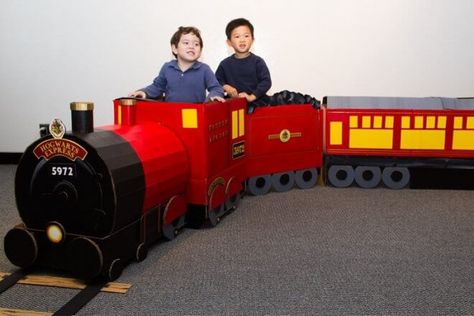 Take your guests to Hogwarts in style with this DIY Hogwarts Express train! Hogsmeade Station, Hogwarts Halloween, Cardboard Train, Hogwarts Train, Harry Potter Train, Hogwarts Express Train, Harry Potter Themed Party, Classe Harry Potter, Harry Potter Day