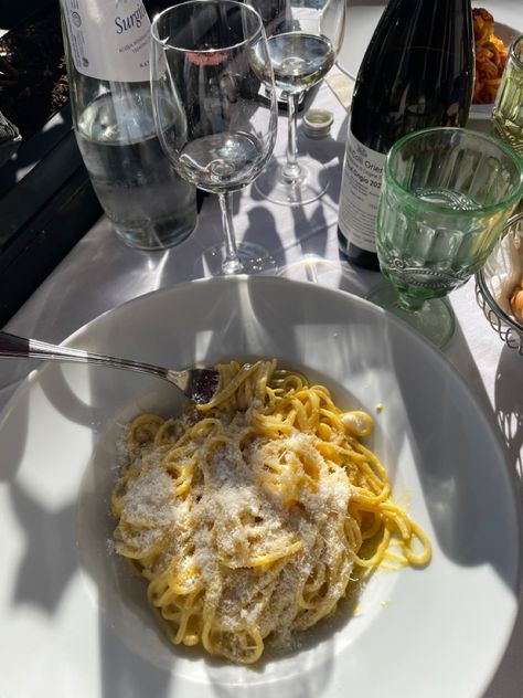 Carbonara Authentic, Itgirl Aesthetic, Italy Venice, Carbonara Pasta, Wine And Dine, Venice Italy, How To Cook Pasta, Aesthetic Food, Aesthetic Fashion