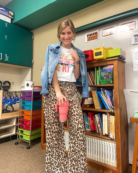 Cheetah Print Pants Outfit Work, Wide Leg Cheetah Pants Outfit, Wide Leg Leopard Pants Outfit, Leopard Pants Outfit, Wide Leg Outfit, Palazzo Pants Outfit, Pants Outfit Work, Cheetah Pants, Printed Pants Outfits