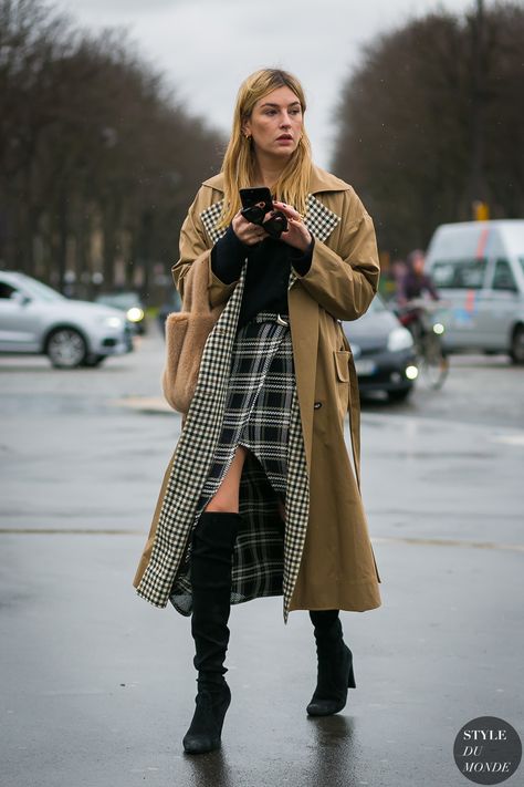 Paris Fashion Week Fall 2017 Street Style: Camille Charriere Camille Charriere Style, Camille Charriere, Bota Over, Street Style 2017, Spring Capsule Wardrobe, Boring Clothes, Moda Vintage, Street Style Inspiration, Warm Outfits