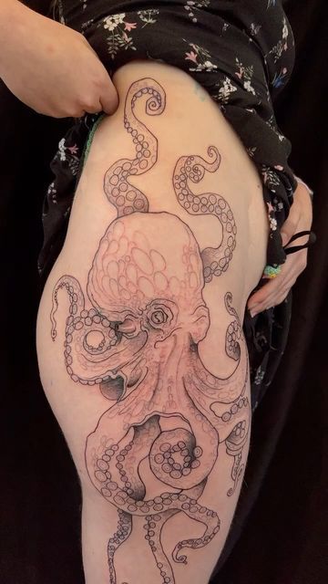 Octopus Tattoo Back, Octopus Lower Back Tattoo, Line Octopus Tattoo, Octopus Tattoo On Hip, Octopus Tattoos Linework, Tattoo Octopus, Back Tattoos For Women, Tattoo Linework, Octopus Tattoo