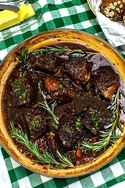 Guinness Steak Pie, Guinness Gravy, Slow Cook Short Ribs, Factor Recipes, Short Rib Sandwich, Guinness Recipes, Braised Beef Stew, Cooking Short Ribs, Braised Short Ribs Recipe