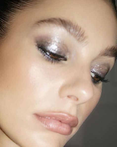 90s Makeup Look, Silver Eye Makeup, Grey Eyeshadow, Silver Makeup, Silver Eyeshadow, 90s Makeup, Camila Morrone, Swag Makeup, Smink Inspiration