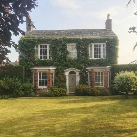 British Farmhouse Exterior, New England House, British House, Sunny Morning, My Calendar, Casas Coloniales, Countryside House, English House, Cute House