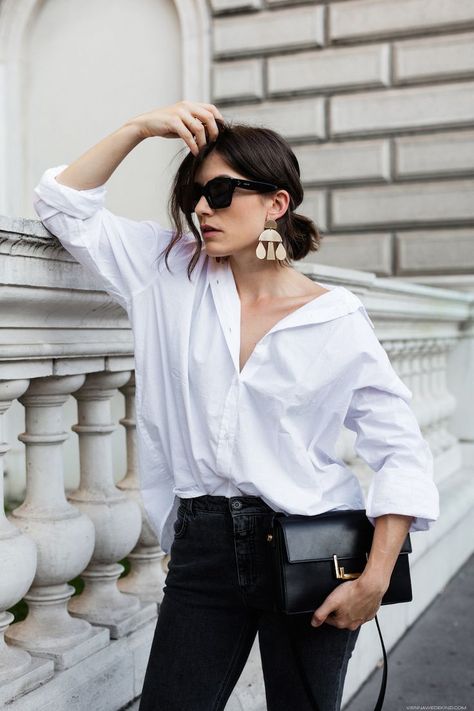 white blouse, black jeans, street style, styling black jeans, styling for fall, fall style, fall fashion, accessories, black handbag, white button down Winter Mode Outfits, White Shirt Outfits, Bohemian Mode, Winter Fashion Coats, Fashion White, Moda Boho, Stil Inspiration, Womens Fashion Inspiration, Black Women Fashion