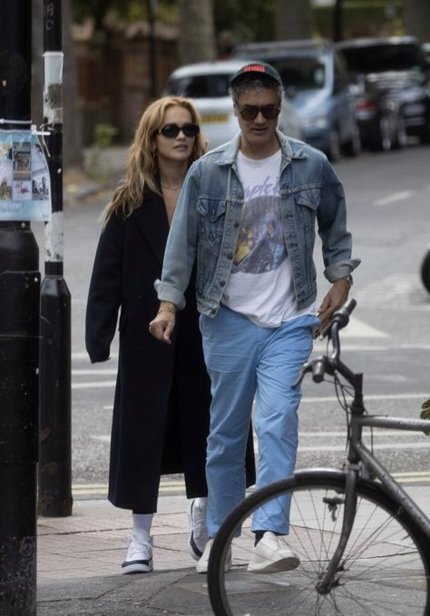 SINGER Rita Ora has moved back to Britain with her film director fiance. The loved-up star and Taika Waititi were yesterday seen together for the first time since the engagement — as they moved into her London mansion. Rita, 31, who has spent much of the past two years in Los Angeles and Australia, wore […] Taika Waititi Style, Glitzy Wedding, London Mansion, Her Film, Taika Waititi, London Restaurants, Rita Ora, North London, West London