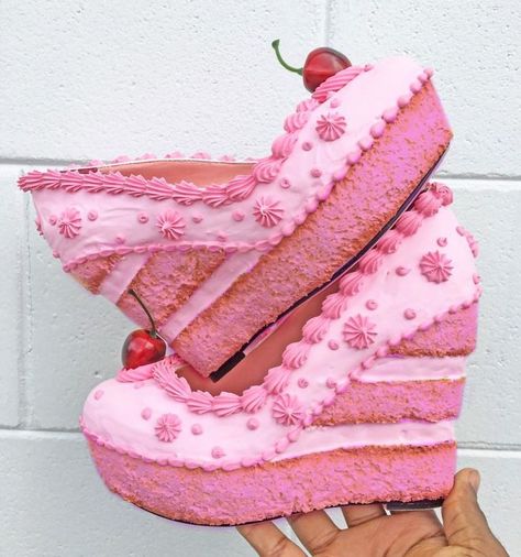 Pastel Cupcakes, Pink Icing, Kraf Diy, Kawaii Shoes, Idee Cosplay, Funky Shoes, Toy Art, Pink Cake, Unique Shoes