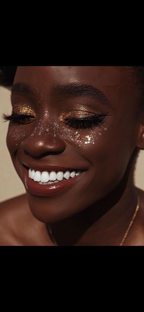 Diy Glitter Freckles, Glittery Makeup Looks, Face Glitter Makeup, Glitter Freckles, Colourful Makeup, Freckles Makeup, Bright Night, Face Glitter, Make Up Ideas