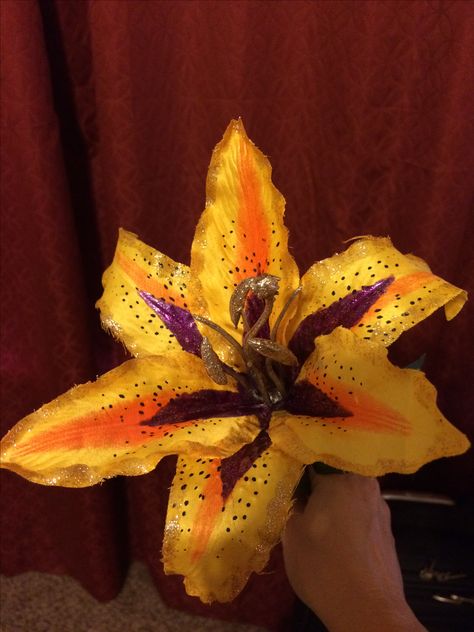 Tangled flower. Silk stargazer lily painted with many coats of finger nail polish! Kitchen Organizing Ideas, Tangled Flower, Rapunzel Wedding, Single Flower Bouquet, Tangled Movie, Flower Bouquet Diy, Space Saving Kitchen, Sewing Stuffed Animals, Disney Decor