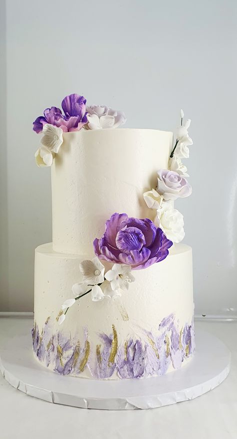 Trending Cakes 2024, Purple Bridal Shower Ideas, Purple And White Cake, Lilac Wedding Cake, Wedding Cake Purple, Wedding Cake With Purple, Wedding Cake Two Tier, Cake Lavender, Wedding Cakes Lilac