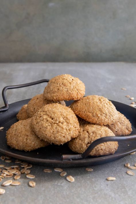 Easy Oat Flour Cookies - Breads and Sweets Crunchy Sugar Cookie Recipe, Walnut Fudge Recipe, Oat Flour Cookies, Chocolate Walnut Fudge, Cookies Italian, Walnut Fudge, No Flour Cookies, Chewy Sugar Cookies, Oatmeal Pancakes