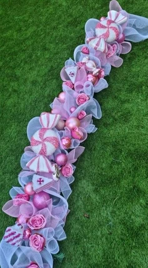 Pink Gingerbread Decorations, Pastel Christmas Colors, Christmas Candy Land Decorations Diy, Pink Christmas Outdoor Decorations, Pink Candy Christmas Decorations, Ideas Navidad 2022, Pink Outdoor Christmas Decor, Pink Christmas Party Decorations, Candy Garland Diy