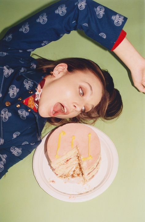 Cake Photoshoot, Friendship Stories, Emma Chamberlain, Birthday Pictures, Birthday Photoshoot, Birthday Photos, Photo Inspiration, Fashion Photography, A Woman