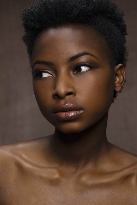 Melanin is a compound derived from the amino acid, tyrosine. It provides pigment to most animals, including humans. In people, melanin determines skin color. People with high amounts of melanin tend to have darker skin, whereas people with less melanin have lighter skin. Pele Natural, Black Skin Care, Clear Glowing Skin, Lighter Skin, Luminous Skin, Skin Care Remedies, Skin Tips, Anti Aging Skin Products, Aging Skin Care