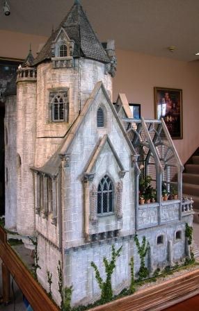 Exterior Harry Potter Dolls House, Doll House Castle, Harry Potter Dollhouse, Hogwarts Miniature, Hogwarts Dollhouse, Green Dollhouse, Potter House, Haunted Dollhouse, Hogwarts Castle