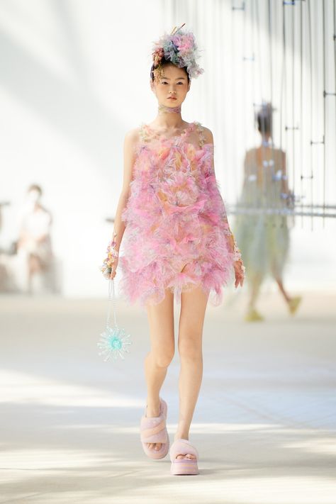 Flowers Runway, Susan Fang, Shanghai Fashion Week, 2022 Fashion Show, Skirt And Top Set, 2022 Fashion, Pastel Flowers, Runway Collection, Harajuku Fashion