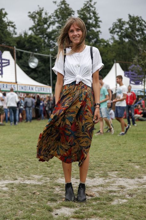 white t shirt street style || knotted t-shirt || floral maxi skirt || festival fashion || boho Festival Maxi Skirt, Festival Mode, Boho Styl, Cooler Style, Boho Festival Fashion, Estilo Hippie, Model Street Style, Mode Boho, Moda Boho