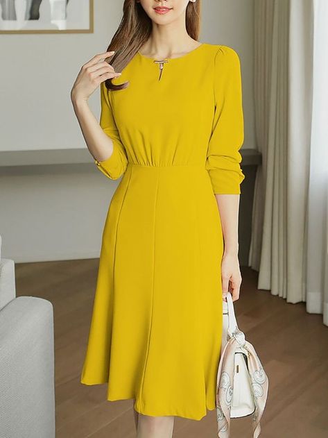 Solid Midi Dress, Dress For Work, Bodycon Dress Online, Elegante Casual, Dress Aesthetic, Outfit Trends, Lovely Dresses, Mode Style, Classy Dress