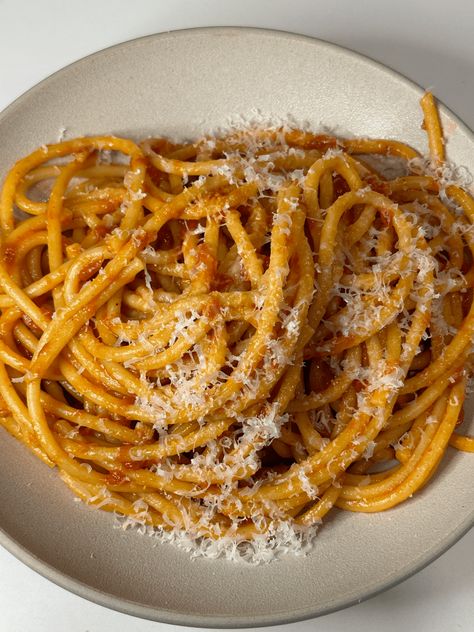 Bucatini Amatriciana, Amatriciana Recipe, Chili Pasta, Family Meal Recipes, Italian Pasta Sauce, Bucatini Pasta, Easy Pasta Recipe, Hot Italian Sausage, Pasta Lover