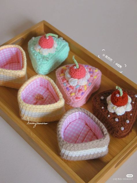 Crochet Cake Box Pattern, Crochet Cake Box Free Pattern, Cake Box Crochet, Cake Crochet Pattern Free, Crochet Pastries, Crochet Cake Free Pattern, Crochet Storage Ideas, Crochet Cake Pattern, Crochet Bakery