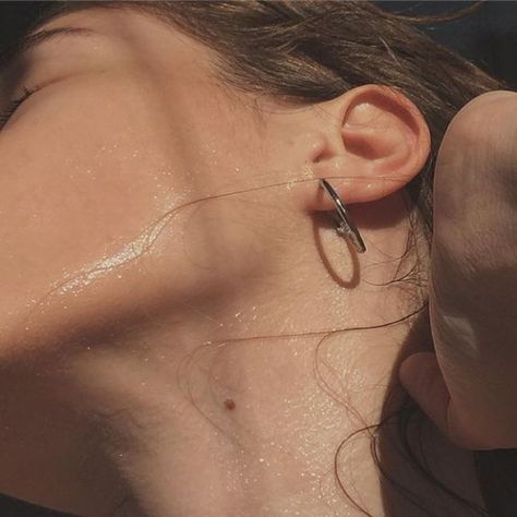 Palma Body Photography, Photographie Inspo, Mountain Dew, Foto Inspiration, Destiel, Aphrodite, Aesthetic Photo, Behind Ear Tattoo, Ear Piercings