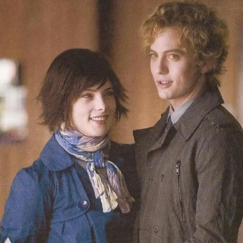 Alice and Jasper from  Twilight New Moon Jasper Twilight, Alice Twilight, Alice And Jasper, Twilight Saga New Moon, Jackson Rathbone, Team Jacob, Twilight Photos, Twilight New Moon, Twilight Film